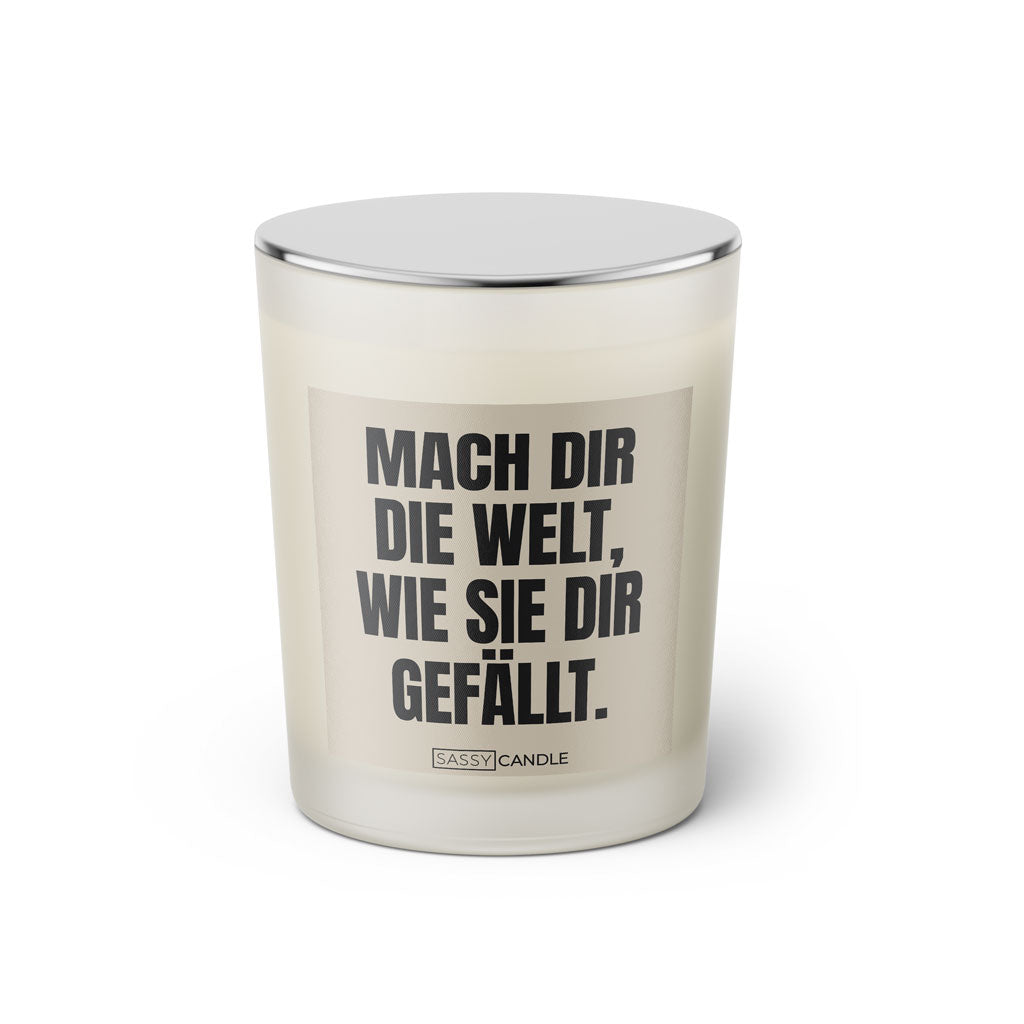 Duftkerze mit witzigem Spruch: Mach dir die Welt, wie sie dir gefällt. Farbe beige und schwarze Schrift. Kerzenglas mit silbernem Deckel von SassyCandle.