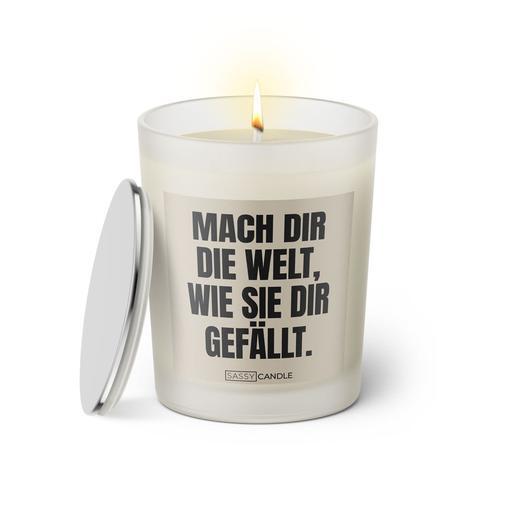 Duftkerze mit witzigem Spruch: Mach dir die Welt, wie sie dir gefällt. Farbe beige und schwarze Schrift. Kerzenglas mit silbernem Deckel von SassyCandle.