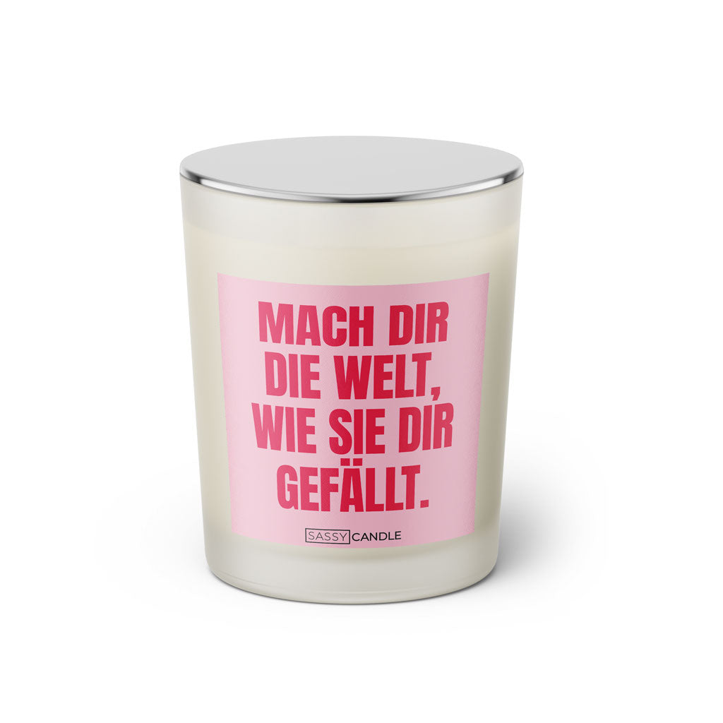 Duftkerze mit witzigem Spruch: Mach dir die Welt, wie sie dir gefällt. Farbe rosa und pinke Schrift. Kerzenglas mit silbernem Deckel von SassyCandle.