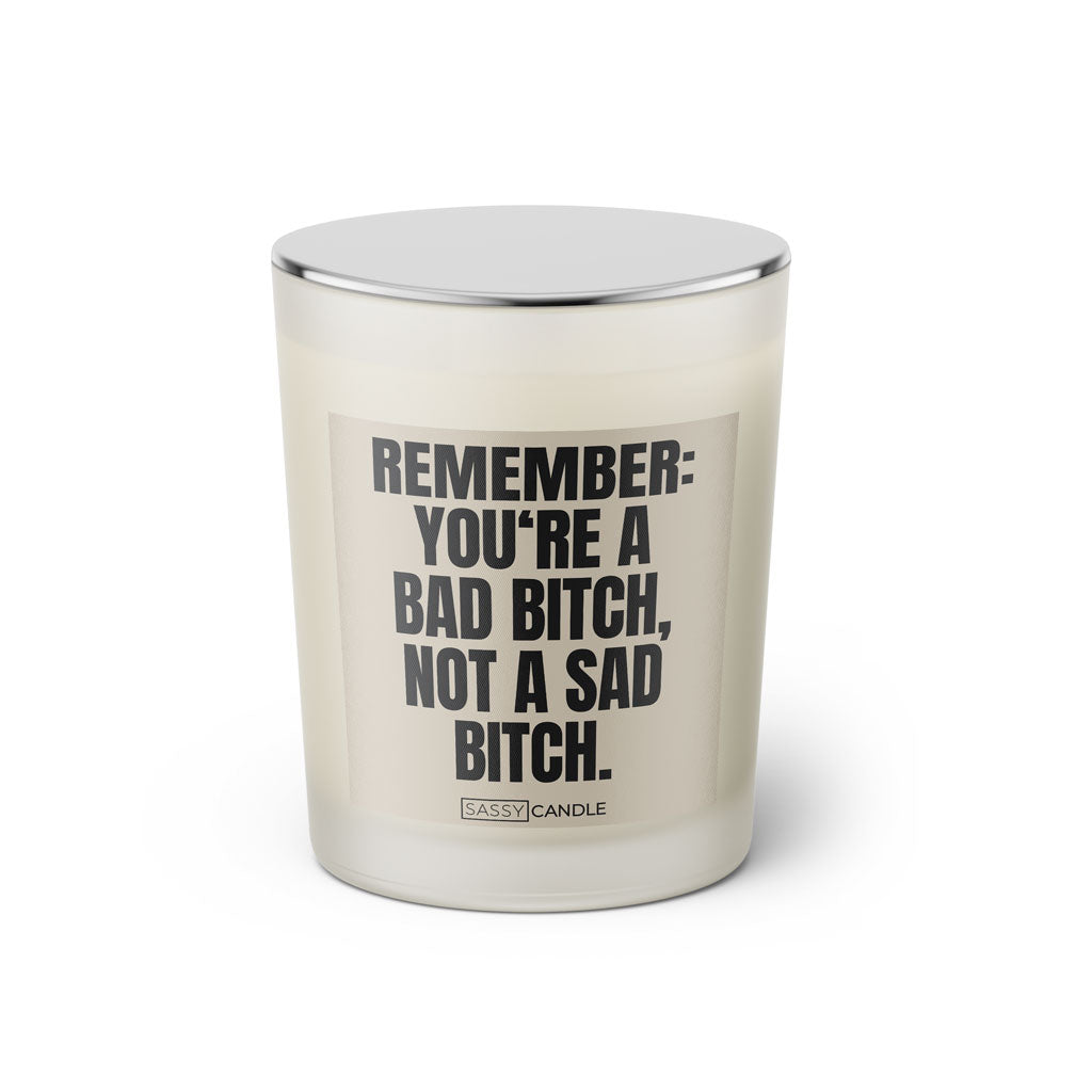 Duftkerze mit witzigem Spruch: Remember: You're bad bitch, not a sad bitch. Farbe beige und schwarze Schrift. Kerzenglas mit silbernem geschlossenem Deckel von SassyCandle.