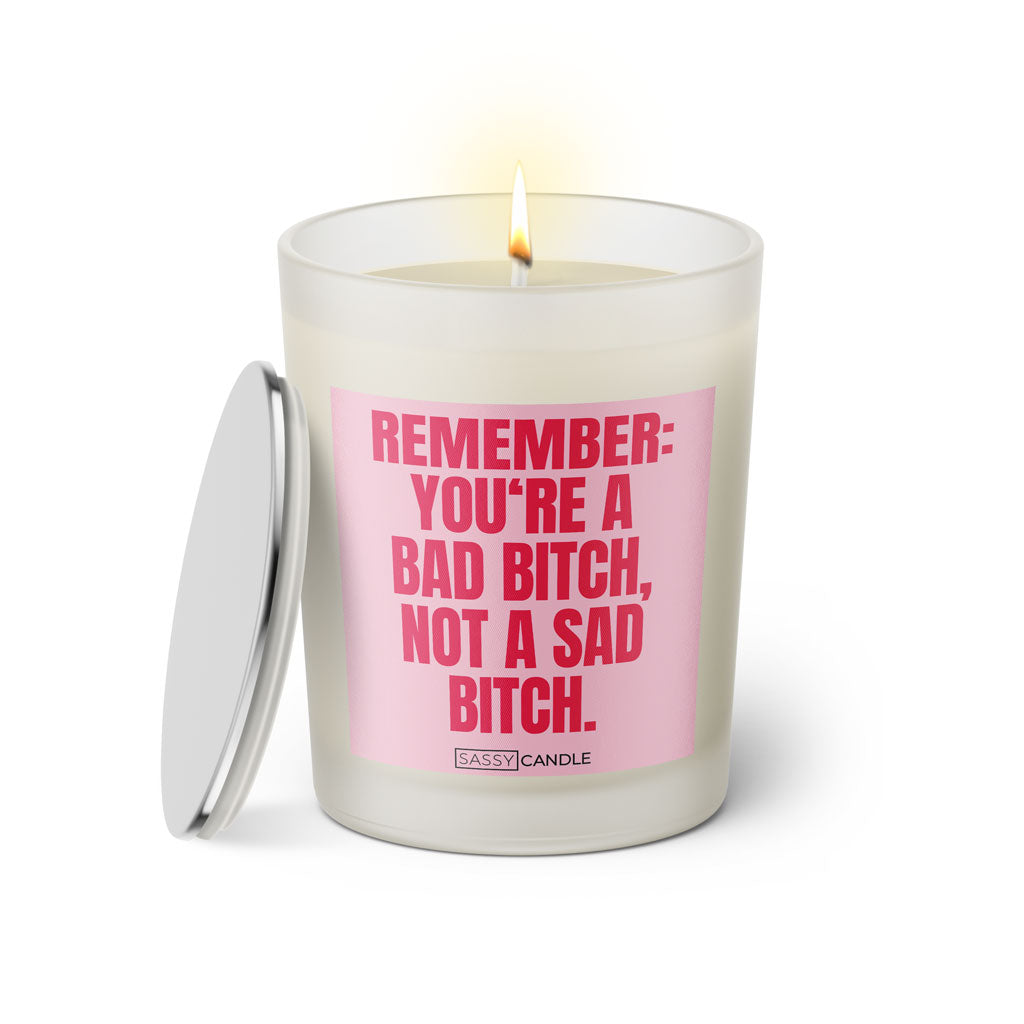 Duftkerze mit witzigem Spruch: Remember: You're bad bitch, not a sad bitch. Farbe rosa und pinke Schrift. Kerzenglas mit silbernem Deckel von SassyCandle.