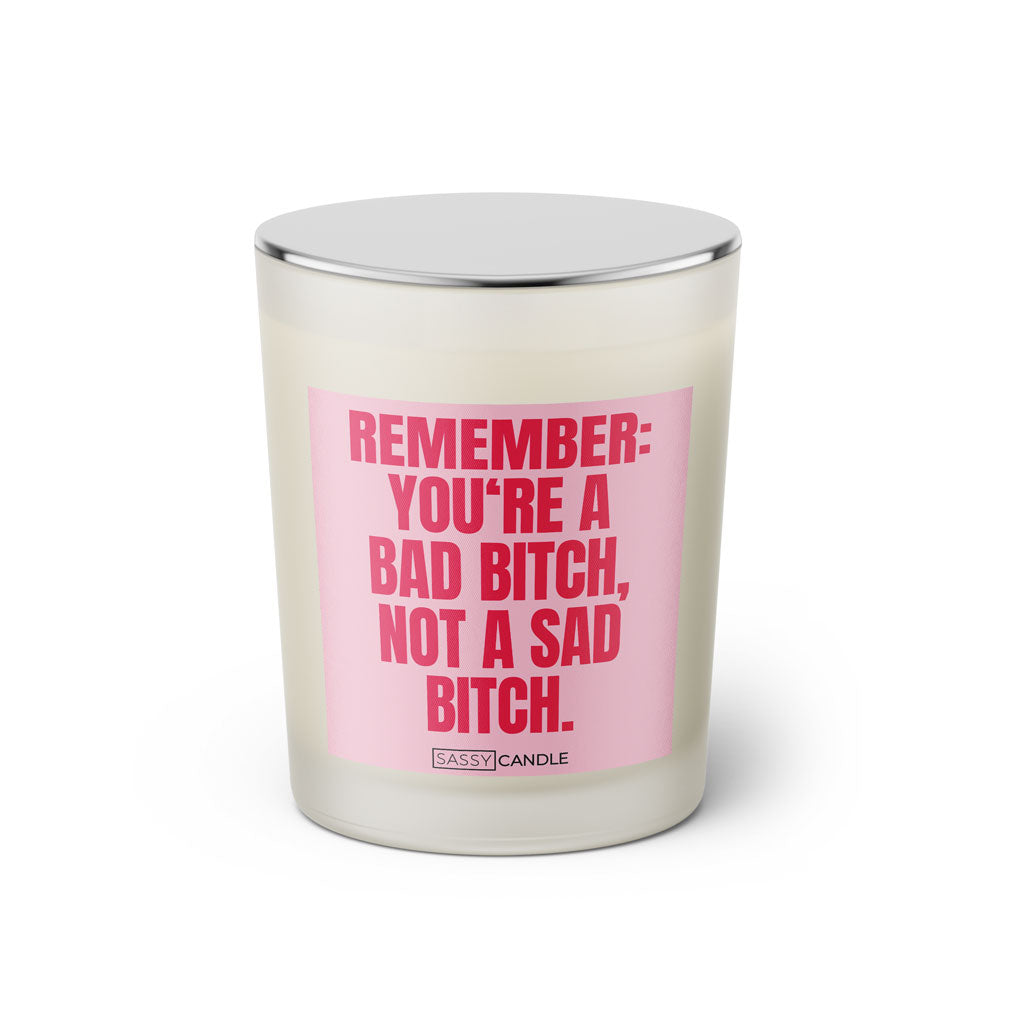 Duftkerze mit witzigem Spruch: Remember: You're bad bitch, not a sad bitch. Farbe rosa und pinke Schrift. Kerzenglas mit silbernem geschlossenem Deckel von SassyCandle.