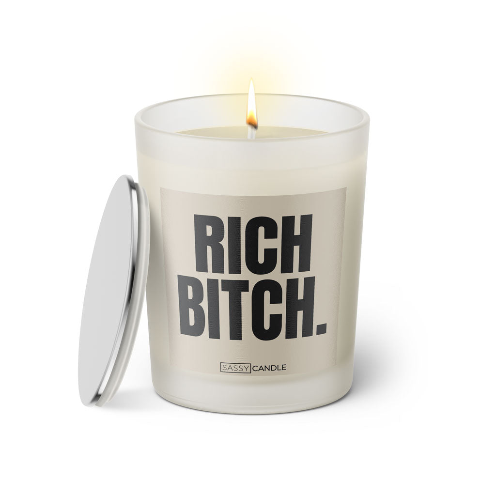 Duftkerze mit witzigem Spruch: Rich bitch. Farbe beige und schwarze Schrift. Kerzenglas mit silbernem Deckel von SassyCandle.