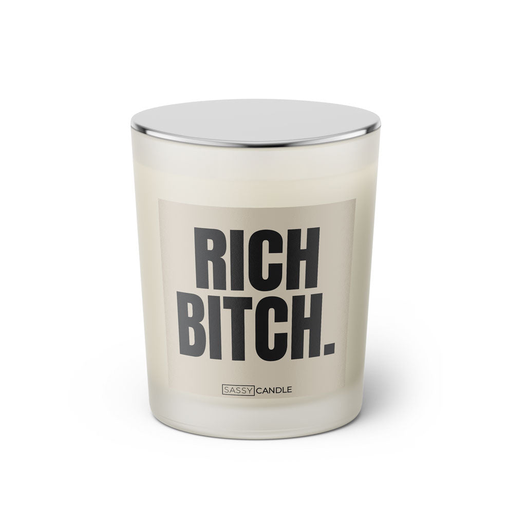 Duftkerze mit witzigem Spruch: Rich bitch. Farbe beige und schwarze Schrift. Kerzenglas mit silbernem geschlossenem Deckel von SassyCandle.