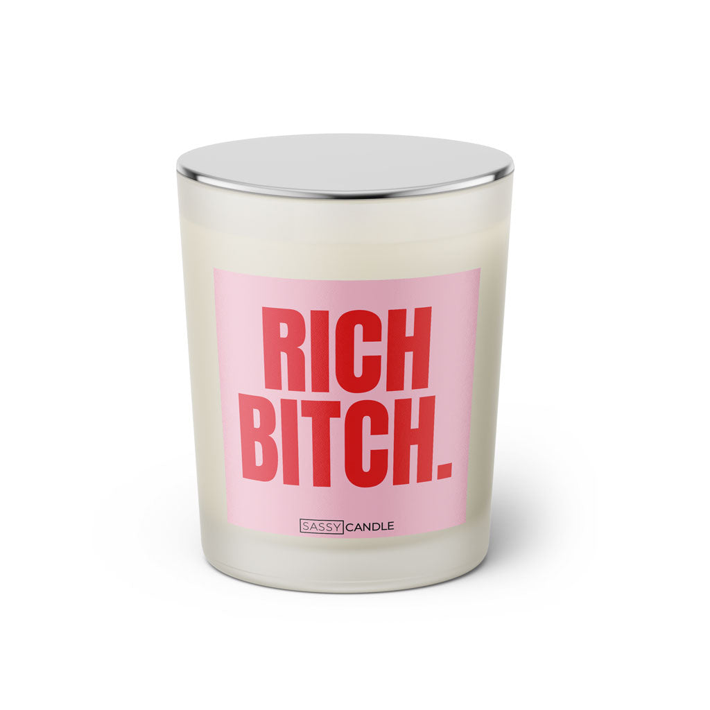 Duftkerze mit witzigem Spruch: Rich bitch. Farbe rosa und pinke Schrift. Kerzenglas mit silbernem geschlossenem Deckel von SassyCandle.