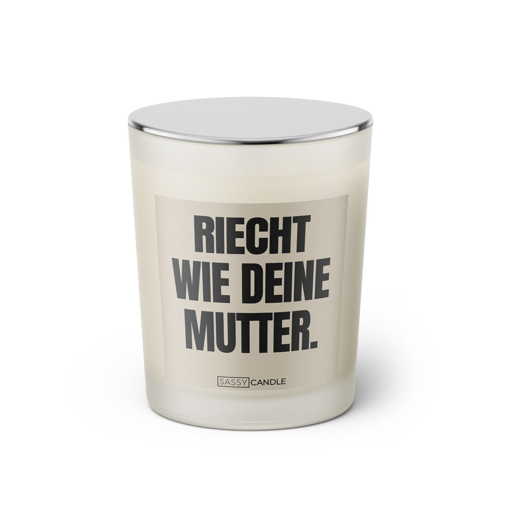 Duftkerze mit witzigem Spruch: Riecht wie deine Mutter. Farbe beige und schwarze Schrift. Kerzenglas mit silbernem geschlossenem Deckel von SassyCandle.