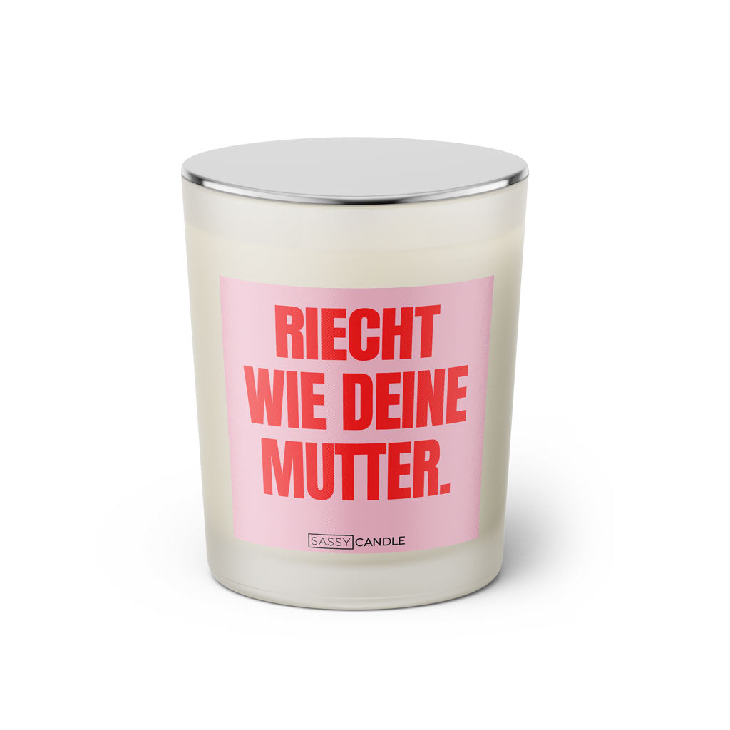 Duftkerze mit witzigem Spruch: Riecht wie deine Mutter. Farbe rosa und pinke Schrift. Kerzenglas mit silbernem geschlossenem Deckel von SassyCandle.