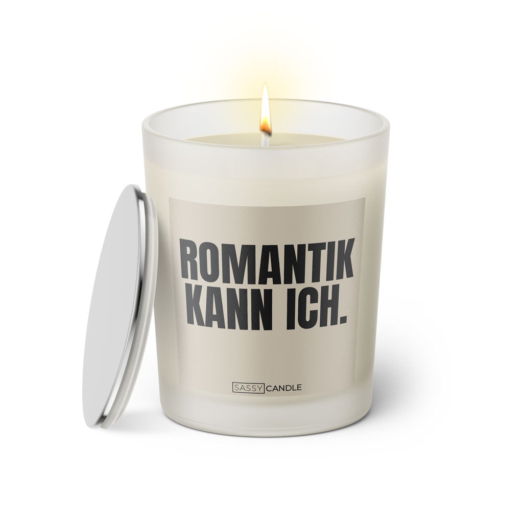 Duftkerze mit witzigen Spruch: Romantik kann ich. Farbe beige und schwarz von Sassy Candle.