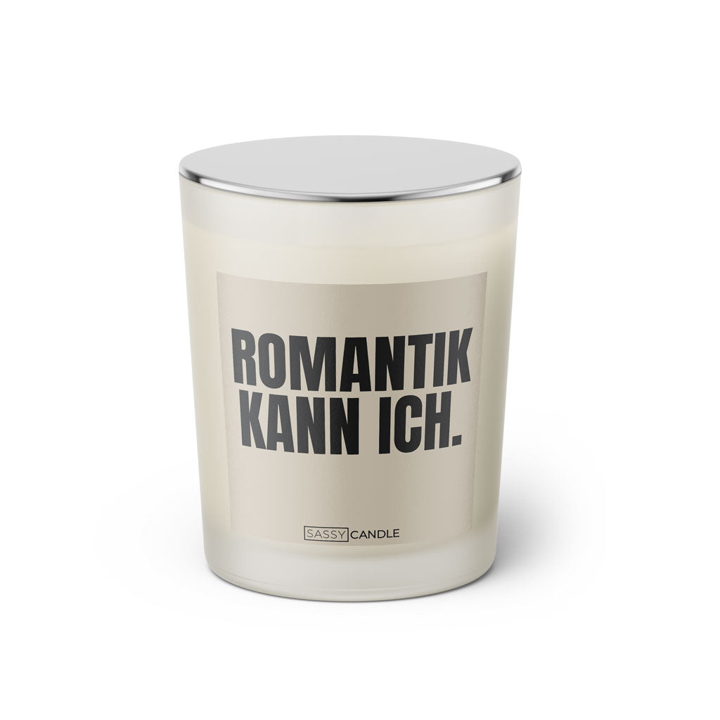 Duftkerze mit witzigen Spruch: Romantik kann ich. Farbe beige und schwarz von Sassy Candle.
