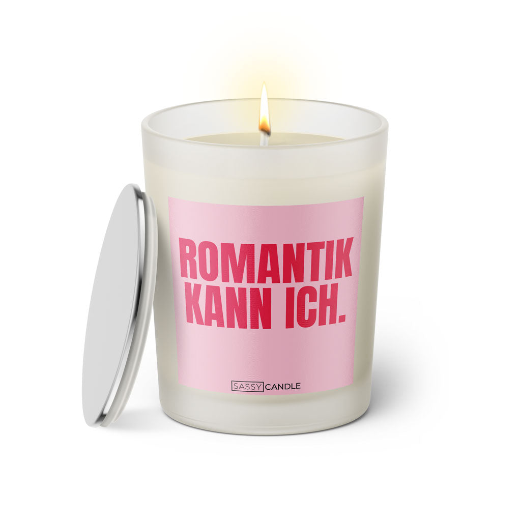 Duftkerze mit witzigen Spruch: Romantik kann ich. Farbe rosa und pink von Sassy Candle.