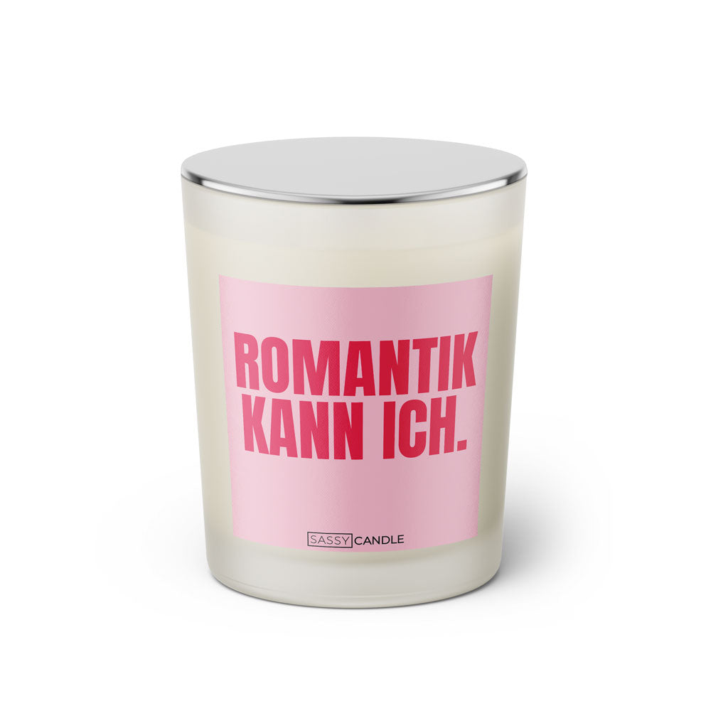 Duftkerze mit witzigen Spruch: Romantik kann ich. Farbe rosa und pink von Sassy Candle.