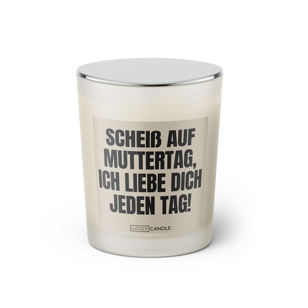 Duftkerze mit witzigen Spruch: Scheiß auf Muttertag, ich liebe dich jeden Tag! Farbe beige und schwarz mit silbernem Deckel von Sassy Candle.