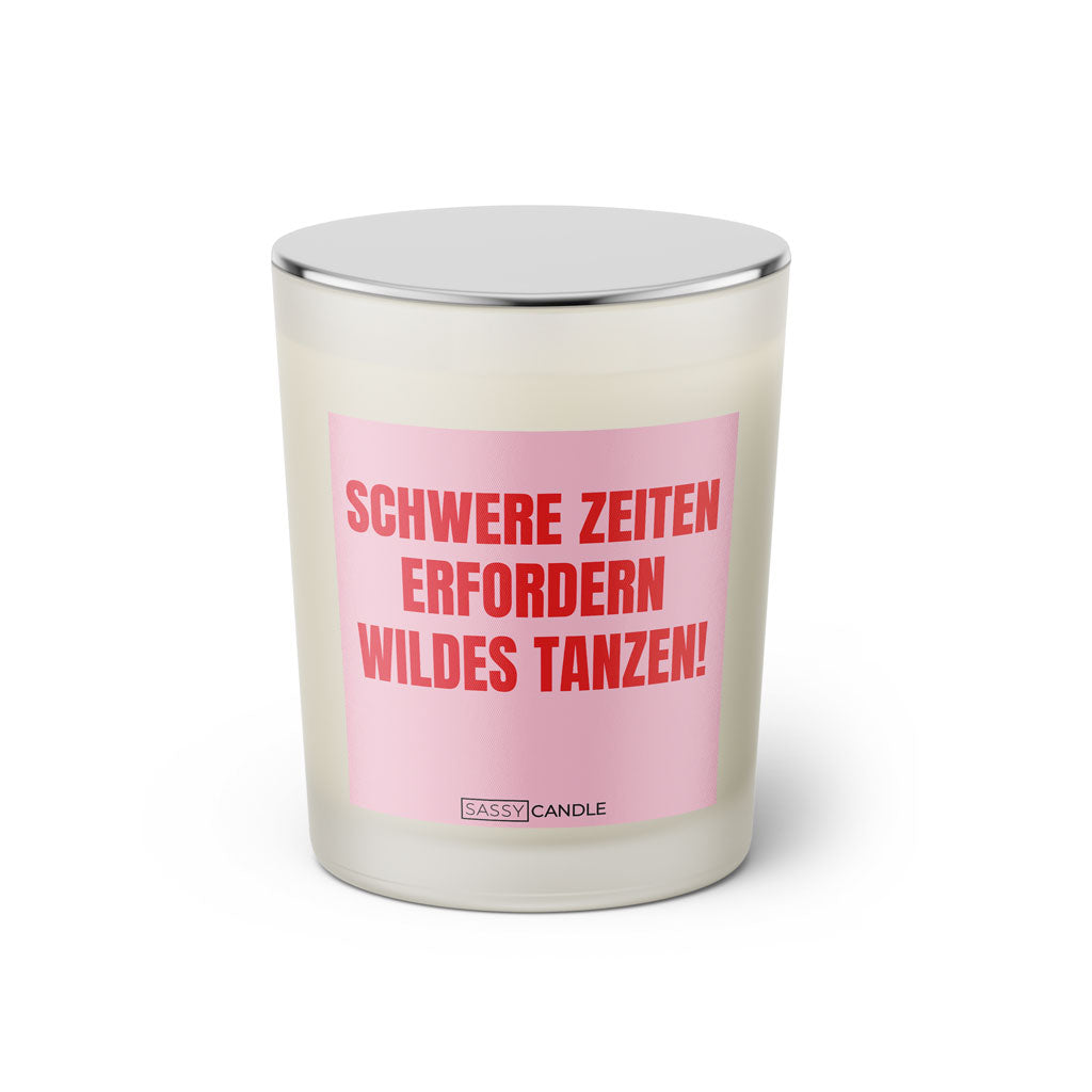 Duftkerze mit witzigem Spruch: Schwere Zeiten erfordern wildes tanzen. Farbe rosa und pinke Schrift. Kerzenglas mit silbernem geschlossenem Deckel von SassyCandle.