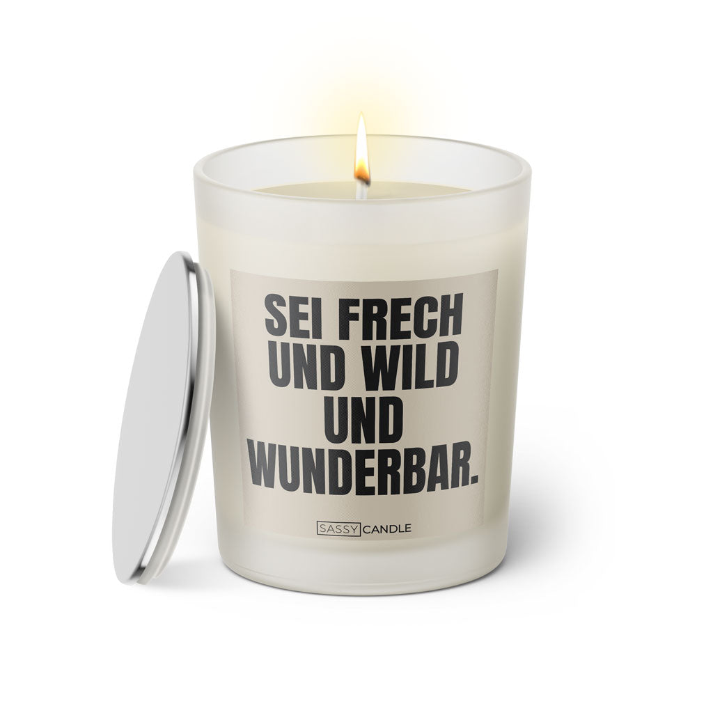 Duftkerze mit witzigem Spruch: Sei frech und wild und wunderbar! Farbe beige und schwarze Schrift. Kerzenglas mit silbernem Deckel von SassyCandle.