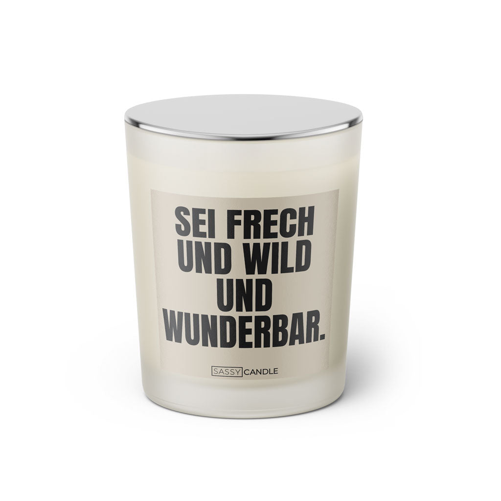 Duftkerze mit witzigem Spruch: Sei frech und wild und wunderbar! Farbe beige und schwarze Schrift. Kerzenglas mit silbernem geschlossenem Deckel von SassyCandle.