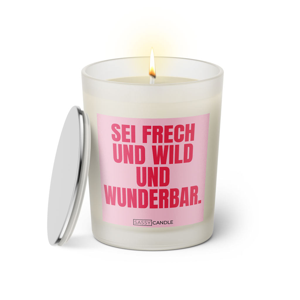 Duftkerze mit witzigem Spruch: Sei frech und wild und wunderbar! Farbe rosa und pinke Schrift. Kerzenglas mit silbernem Deckel von SassyCandle.