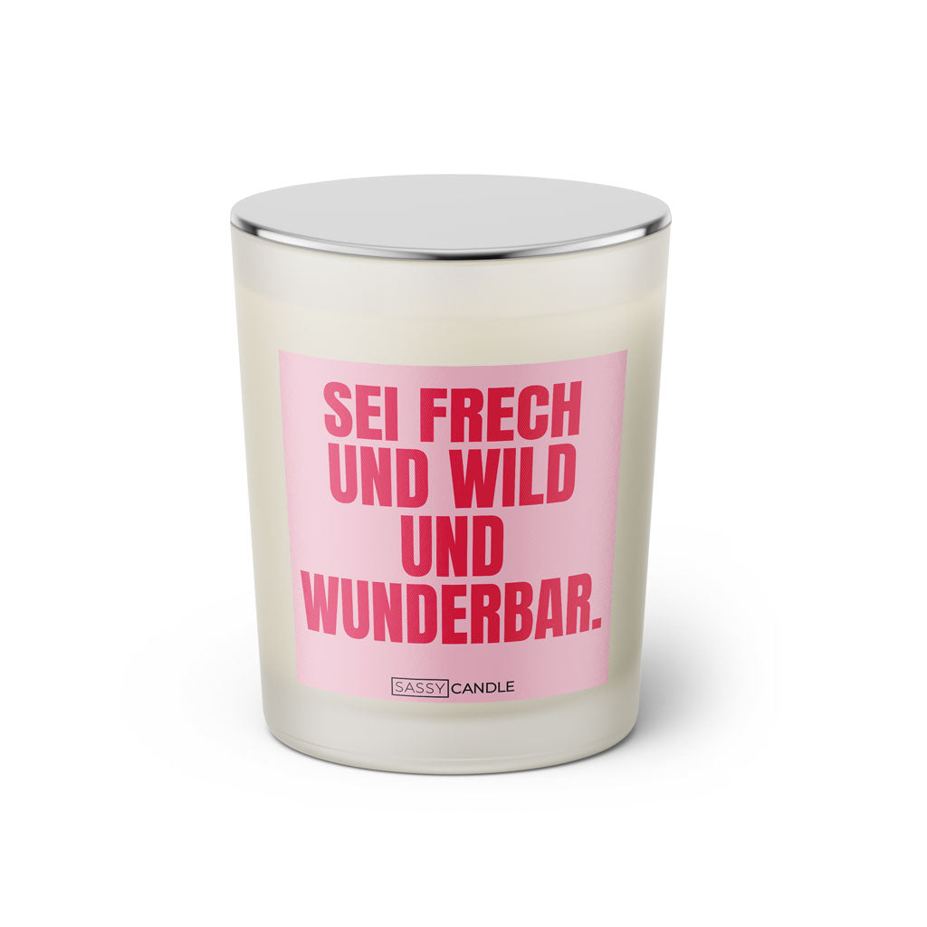 Duftkerze mit witzigem Spruch: Sei frech und wild und wunderbar! Farbe rosa und pinke Schrift. Kerzenglas mit silbernem geschlossenem Deckel von SassyCandle.