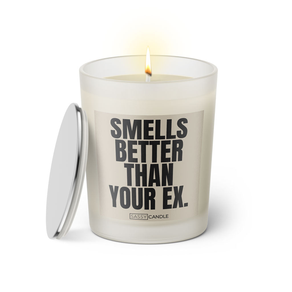 Duftkerze mit witzigem Spruch: Shells better than your Ex. Farbe beige und schwarze Schrift. Kerzenglas mit silbernem Deckel von SassyCandle.