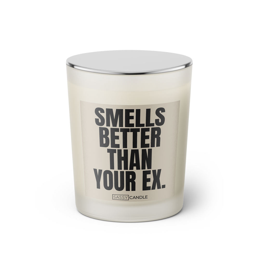 Duftkerze mit witzigem Spruch: Shells better than your Ex. Farbe beige und schwarze Schrift. Kerzenglas mit silbernem geschlossenem Deckel von SassyCandle.