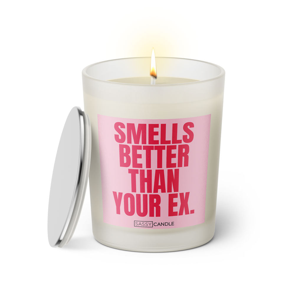 Duftkerze mit witzigem Spruch: Smells better than your Ex. Farbe rosa und pinke Schrift. Kerzenglas mit silbernem Deckel von SassyCandle.