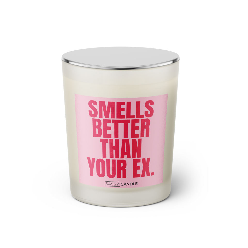 Duftkerze mit witzigem Spruch: Smells better than your Ex. Farbe rosa und pinke Schrift. Kerzenglas mit silbernem geschlossenem Deckel von SassyCandle.