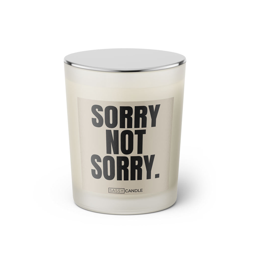 Duftkerze mit witzigem Spruch: Sorry not Sorry. Farbe beige und schwarze Schrift. Kerzenglas mit silbernem geschlossenemDeckel von SassyCandle.