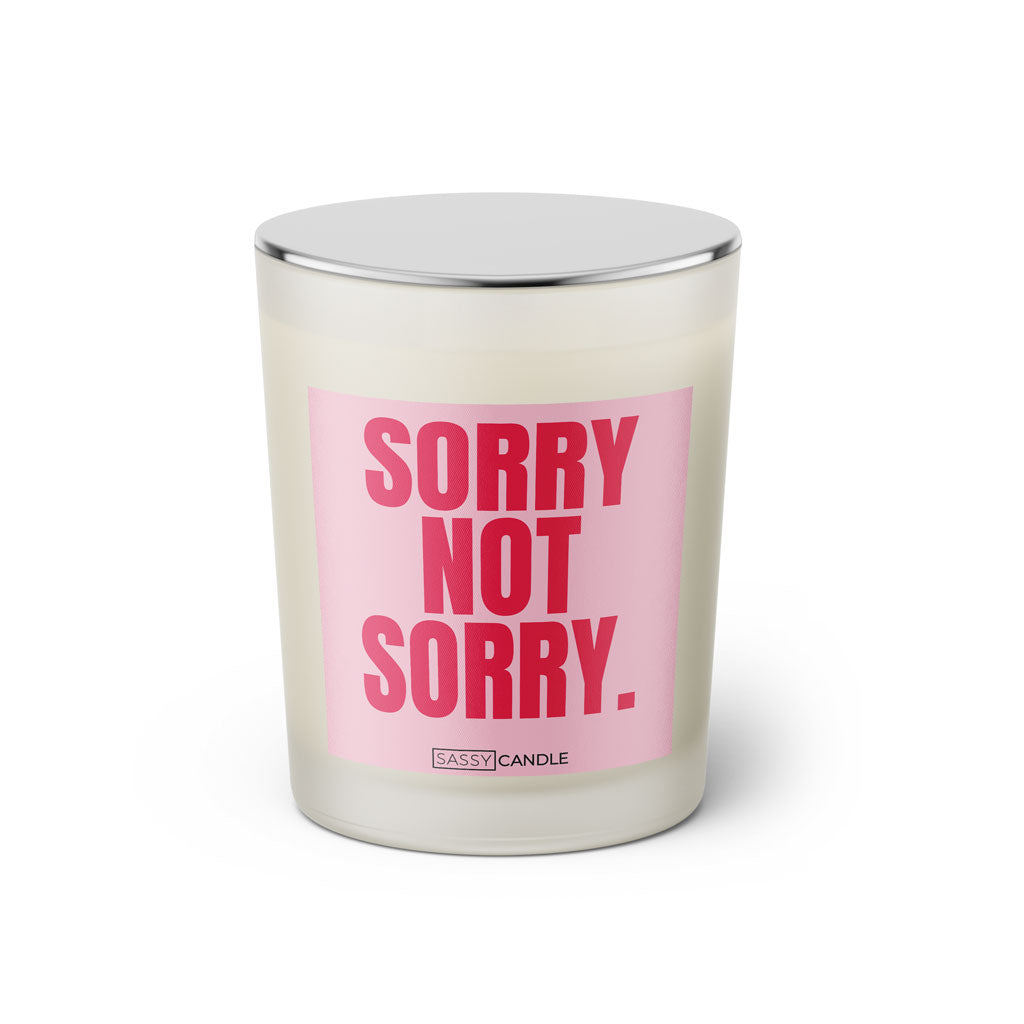 Duftkerze mit witzigem Spruch: Sorry not Sorry. Farbe rosa und pinke Schrift. Kerzenglas mit silbernem geschlossenem Deckel von SassyCandle.