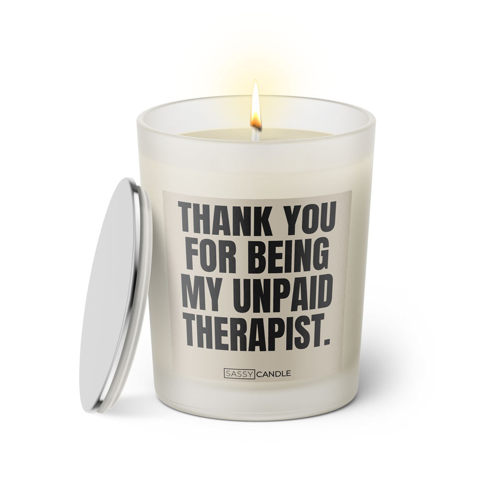Duftkerze mit witzigem Spruch: Thank you for being my unpaid Therapist. Farbe beige und schwarze Schrift. Kerzenglas mit silbernem Deckel von SassyCandle.