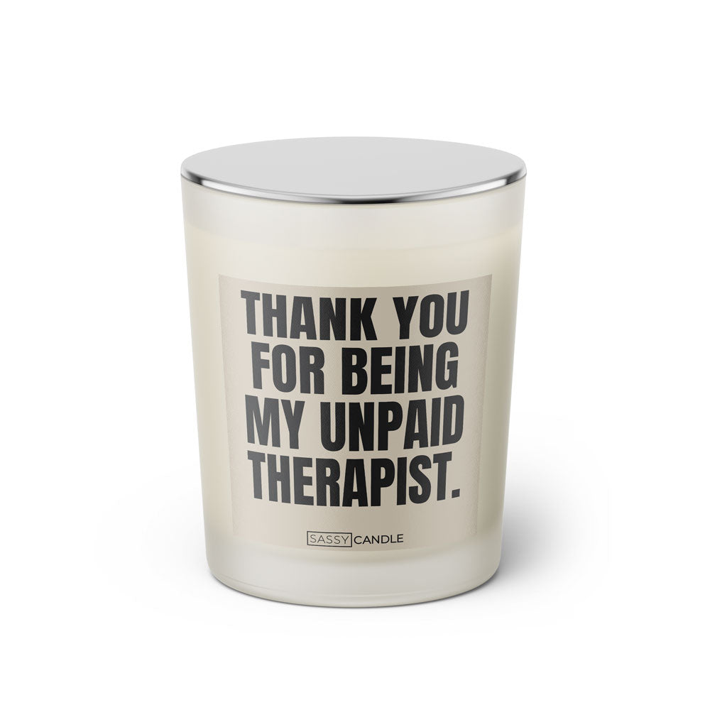 Duftkerze mit witzigem Spruch: Thank you for being my unpaid Therapist. Farbe beige und schwarze Schrift. Kerzenglas mit silbernem geschlossenem Deckel von SassyCandle.