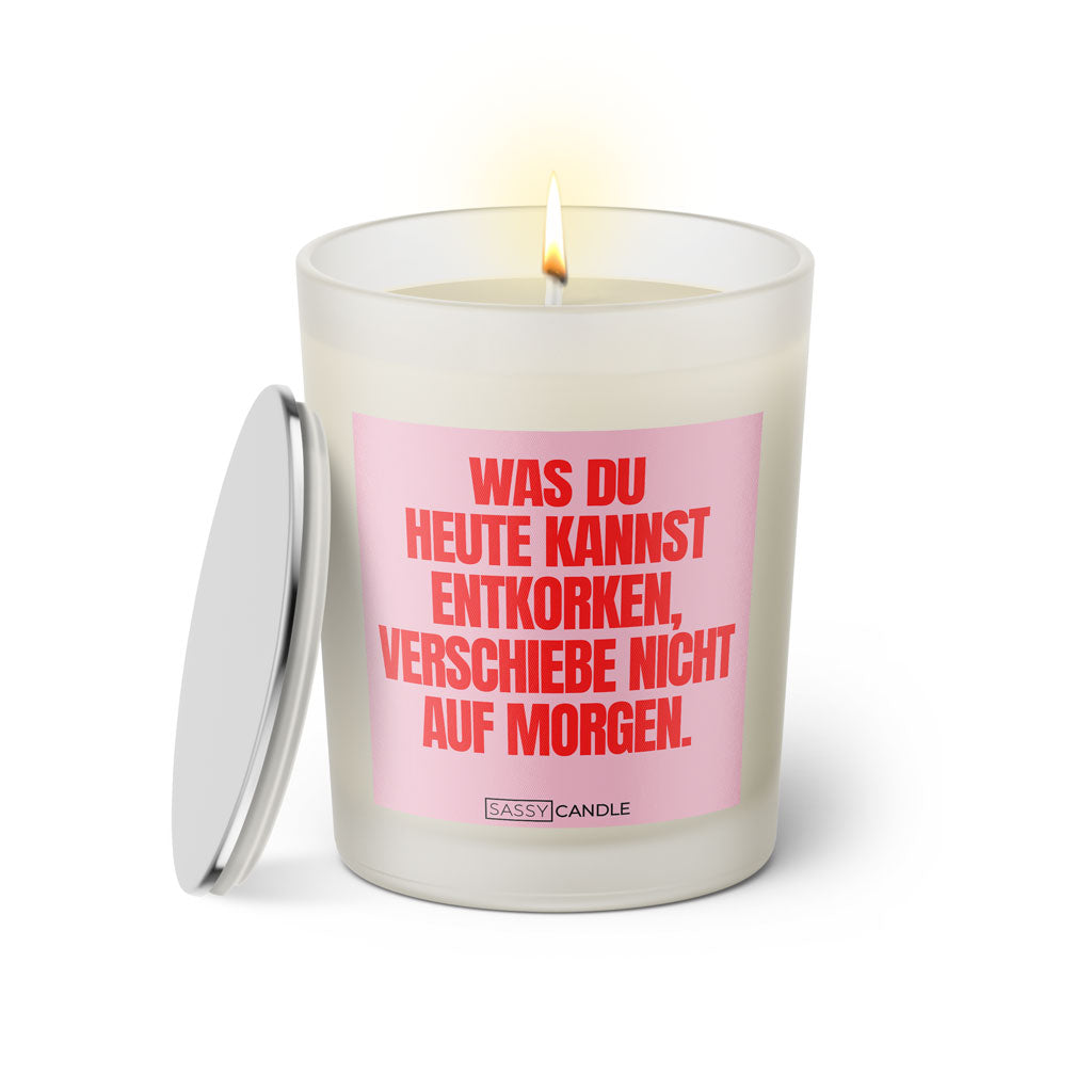 Duftkerze mit witzigem Spruch: Was du heute kannst entkorken, verschiebe nicht auf morgen. Farbe rosa und pinke Schrift. Kerzenglas mit silbernem Deckel von SassyCandle.