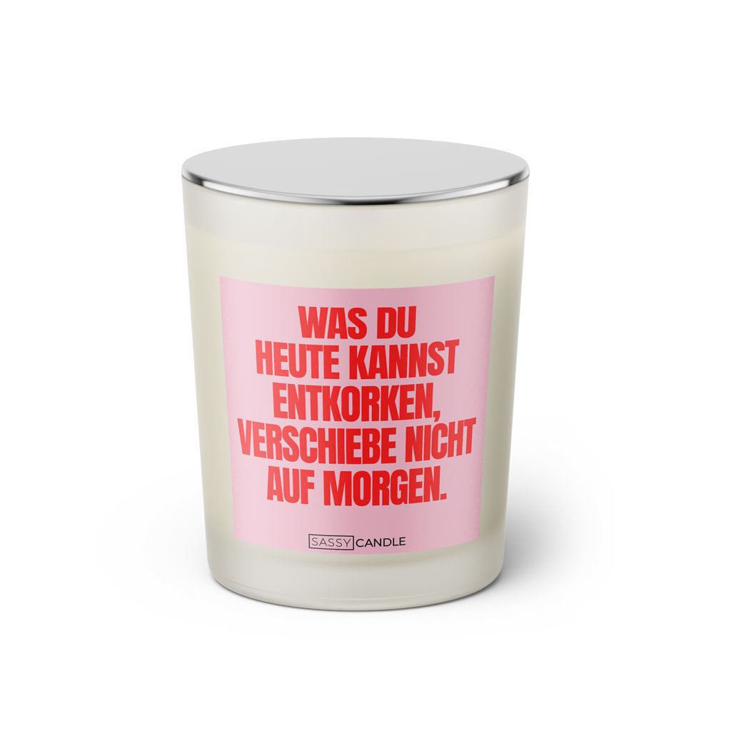 Duftkerze mit witzigem Spruch: Was du heute kannst entkorken, verschiebe nicht auf morgen. Farbe rosa und pinke Schrift. Kerzenglas mit silbernem geschlossenem Deckel von SassyCandle.