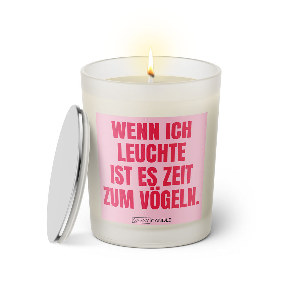 Duftkerze mit witzigem Spruch: Wenn ich leuchte ist es Zeit zum vögeln. Farbe rosa und pinke Schrift. Kerzenglas mit silbernem Deckel von SassyCandle.