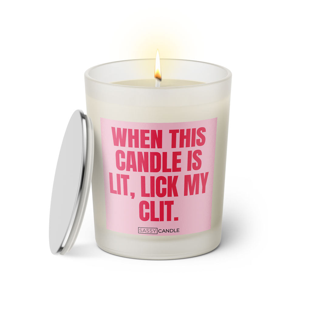 Duftkerze mit witzigem Spruch: When this candle is lit, lick my clit. Farbe rosa und pinke Schrift. Kerzenglas mit silbernem geschlossenem Deckel von SassyCandle.