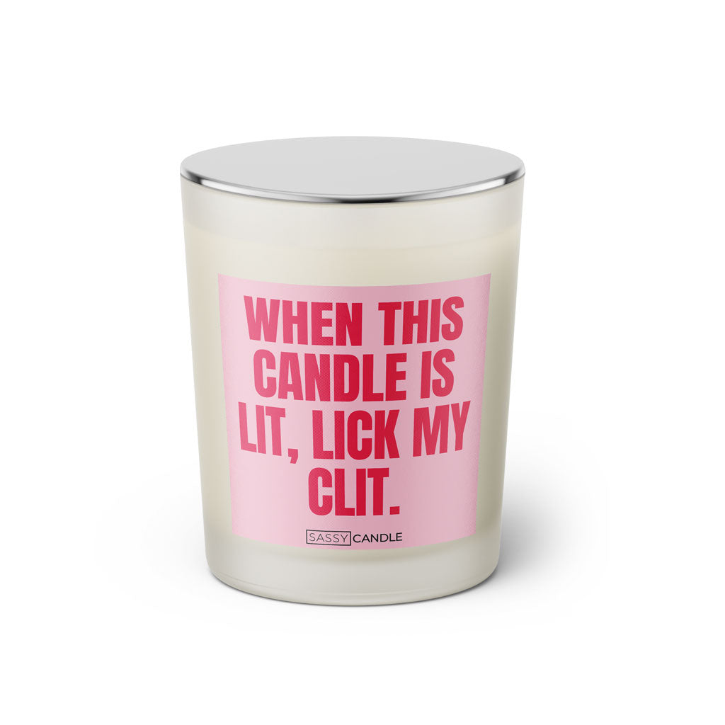Duftkerze mit witzigem Spruch: When this candle is lit, lick my clit. Farbe rosa und pinke Schrift. Kerzenglas mit silbernem geschlossenem Deckel von SassyCandle.
