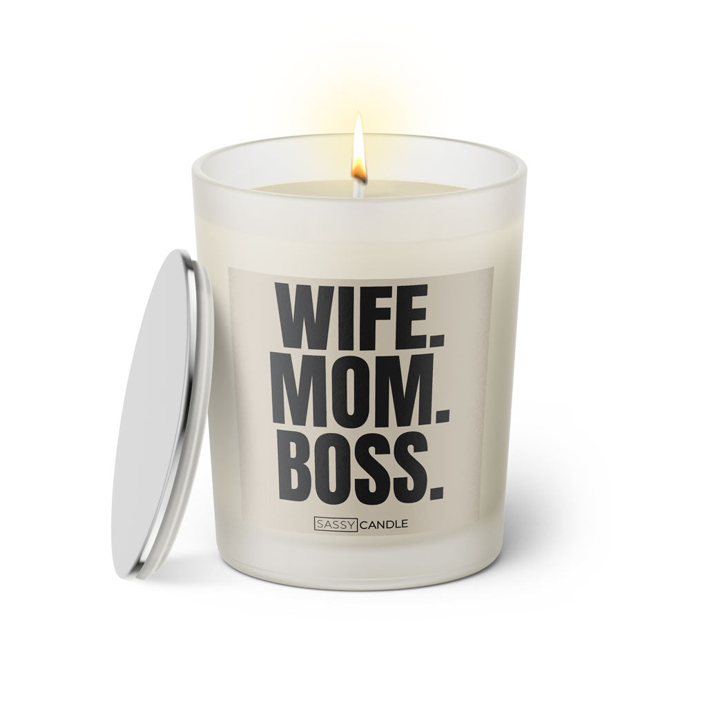 Duftkerze mit witzigem Spruch: Wife, Mom, Boss. Farbe beige und schwarze Schrift. Kerzenglas mit silbernem Deckel von SassyCandle.