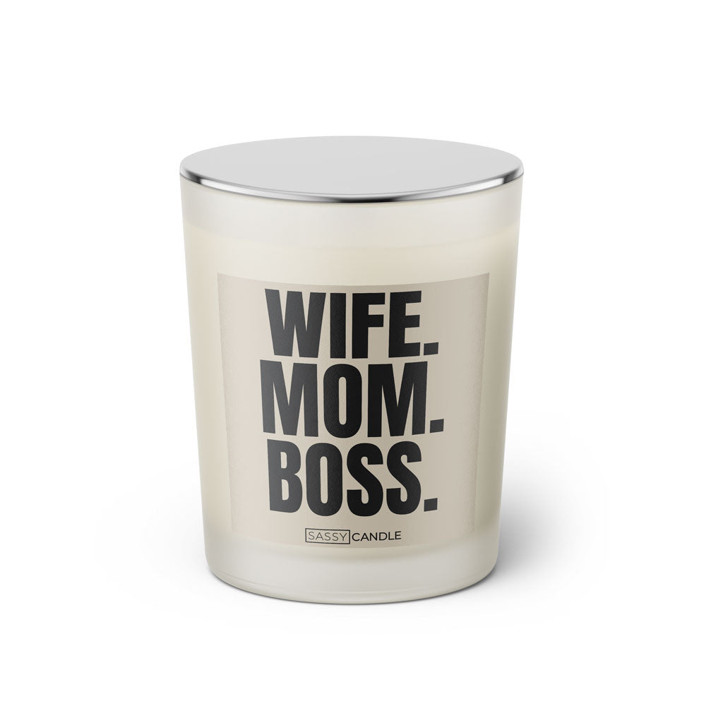 Duftkerze mit witzigem Spruch: Wife, Mom, Boss. Farbe beige und schwarze Schrift. Kerzenglas mit silbernem Deckel von SassyCandle.