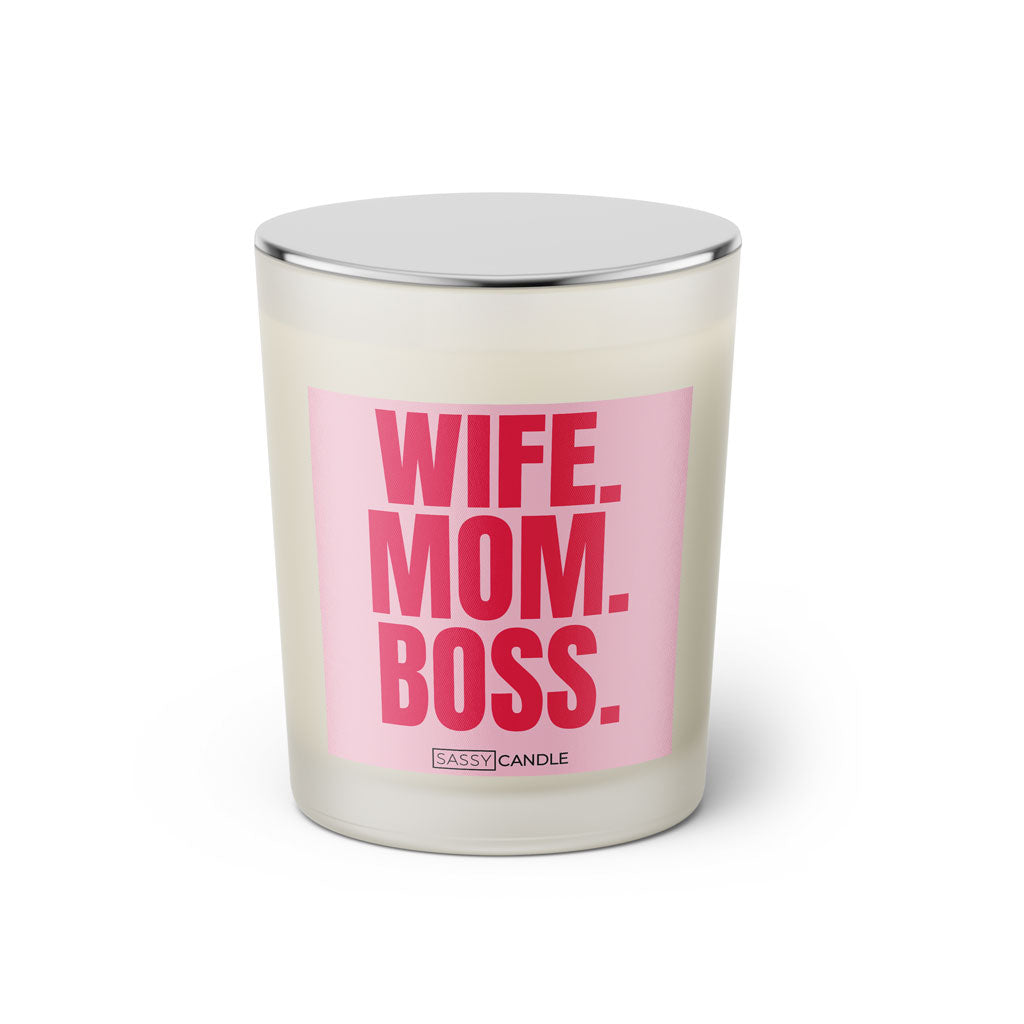 Duftkerze mit witzigem Spruch: Wife, Mom, Boss. Farbe rosa und pinke Schrift. Kerzenglas mit silbernem geschlossenem Deckel von SassyCandle.