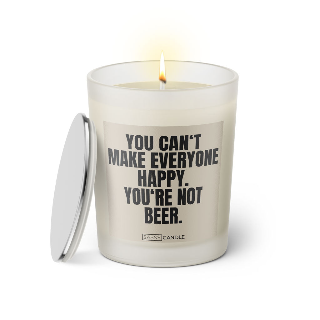Duftkerze mit witzigem Spruch: You can't make everyone happy. You're not beer. Farbe beige und schwarze Schrift. Kerzenglas mit silbernem Deckel von SassyCandle.