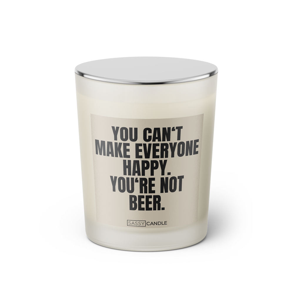 Duftkerze mit witzigem Spruch: You can't make everyone happy. You're not beer. Farbe beige und schwarze Schrift. Kerzenglas mit silbernem geschlossenem Deckel von SassyCandle.