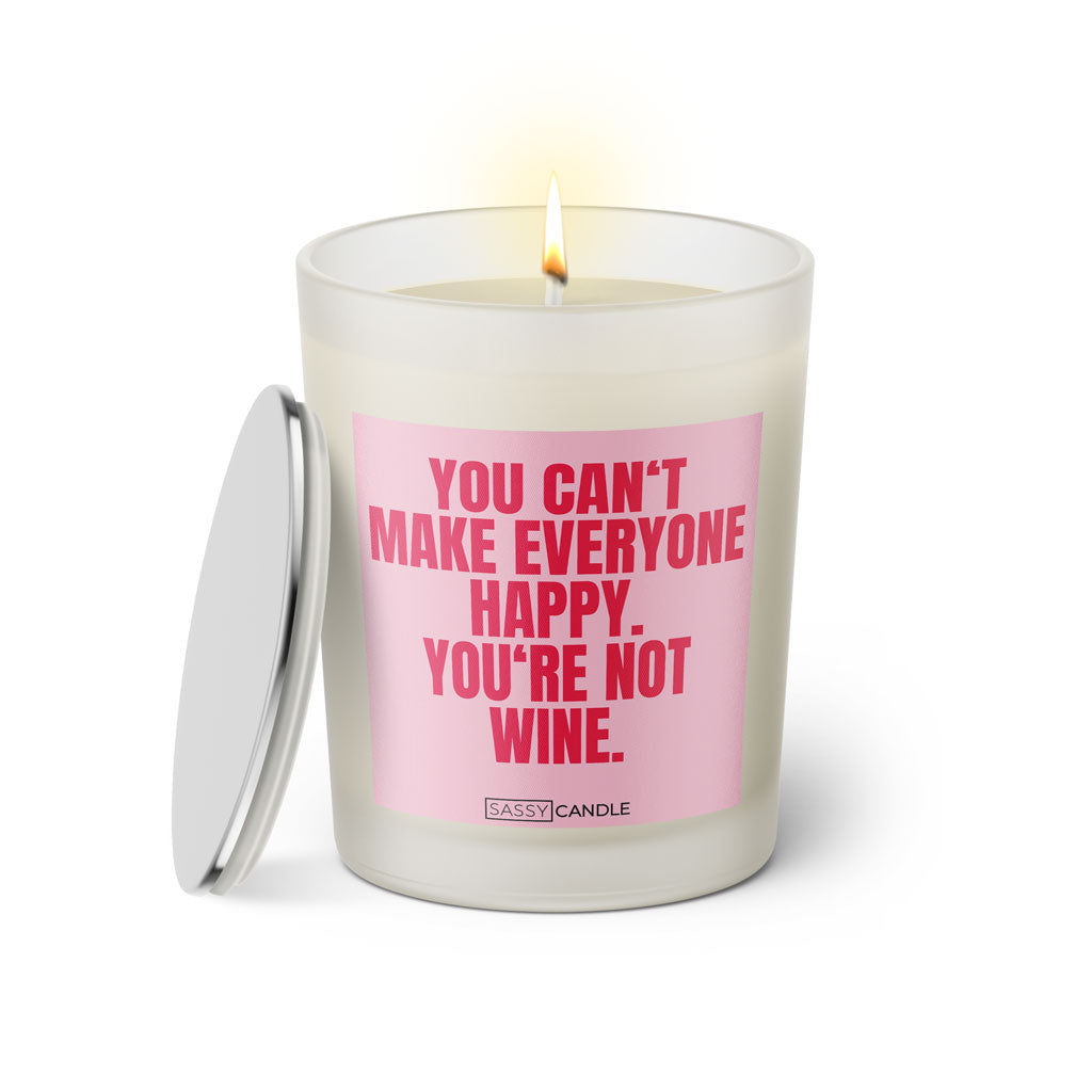 Duftkerze mit witzigem Spruch: You can't make everyone happy. You're not wine. Farbe rosa und pinke Schrift. Kerzenglas mit silbernem Deckel von SassyCandle.