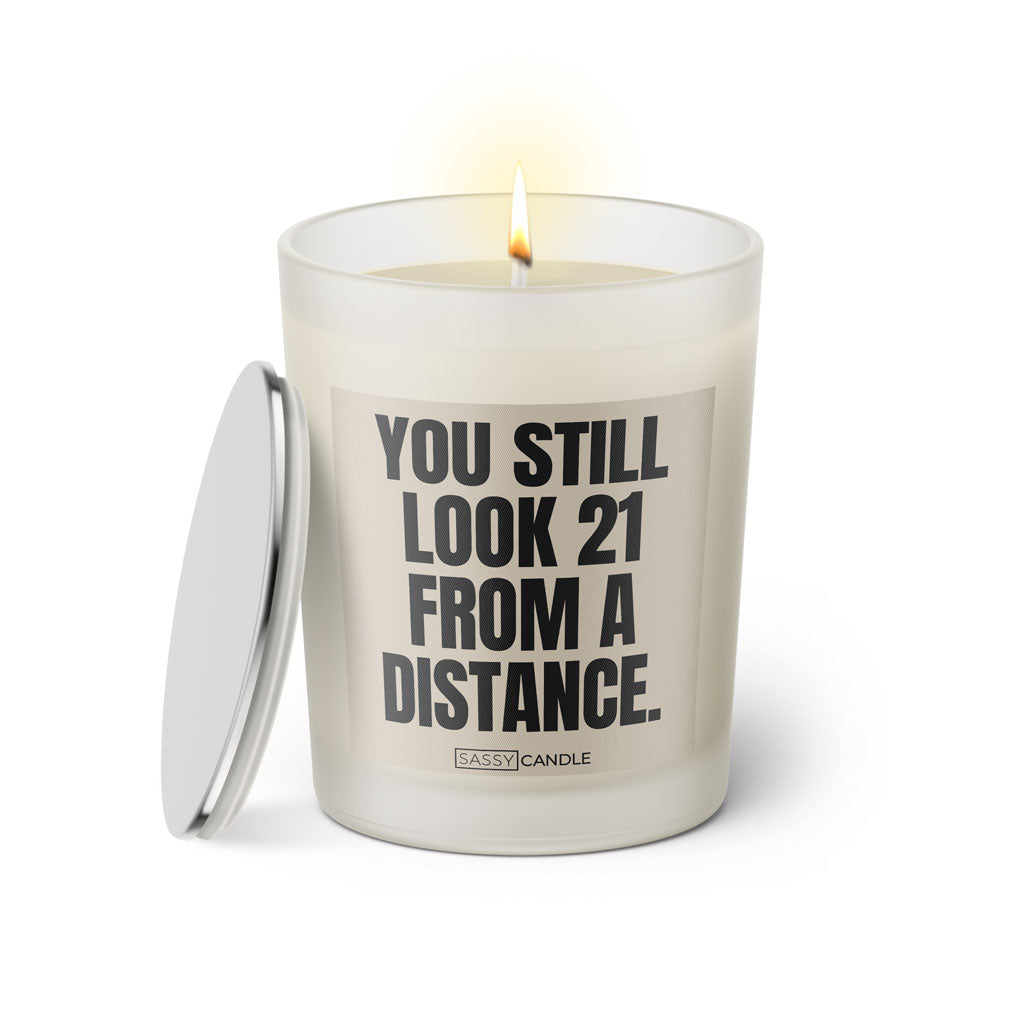 Duftkerze mit Spruch: You still look 21 from a distance. Farbe beige und schwarz von Sassy Candle.