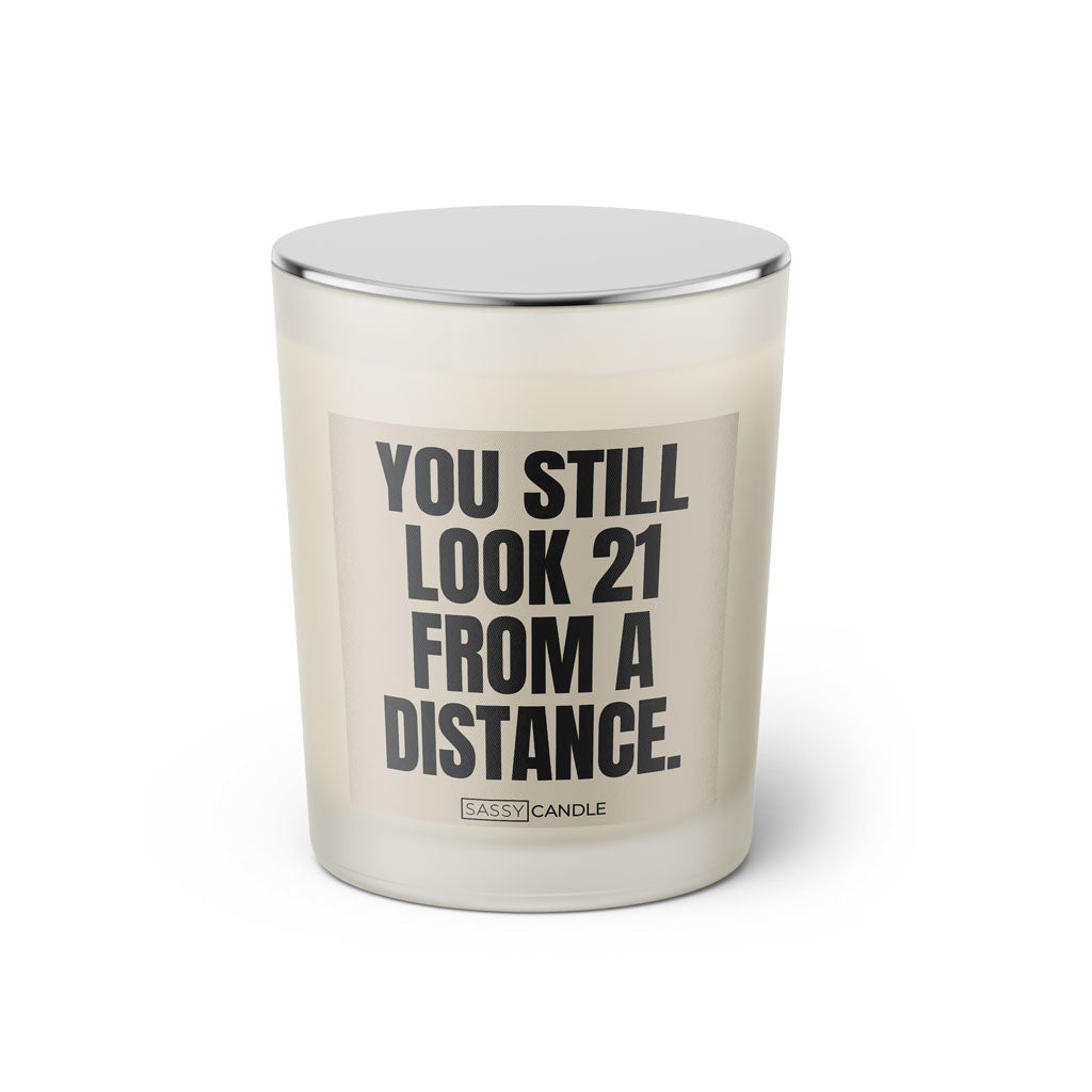Duftkerze mit Spruch: You still look 21 from a distance. Farbe beige und schwarz von Sassy Candle.