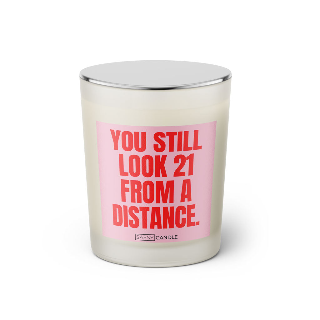 Duftkerze mit Spruch: You still look 21 from a distance. Farbe rosa und pink von Sassy Candle.