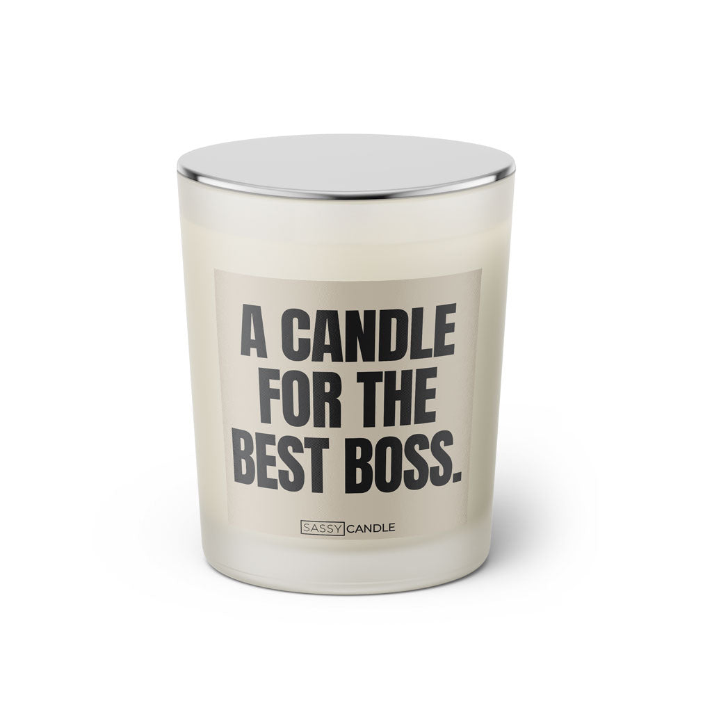 Duftkerze mit witzigem Spruch: A candle for the best Boss. Farbe beige und schwarze Schrift. Kerzenglas mit silbernem geschlossenem Deckel von SassyCandle.