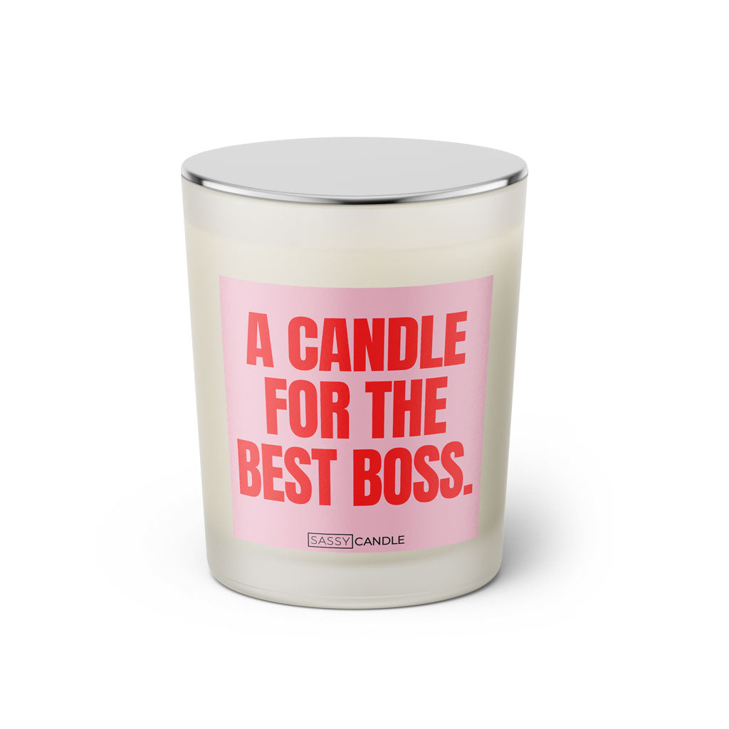 Duftkerze mit witzigem Spruch: A candle for the best Boss. Farbe rosa und pinke Schrift. Kerzenglas mit silbernem geschlossenem Deckel von SassyCandle.