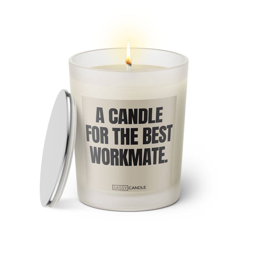Duftkerze mit witzigem Spruch: A candle for the best Workmate. Farbe beige und schwarze Schrift. Kerzenglas mit silbernem Deckel von SassyCandle.