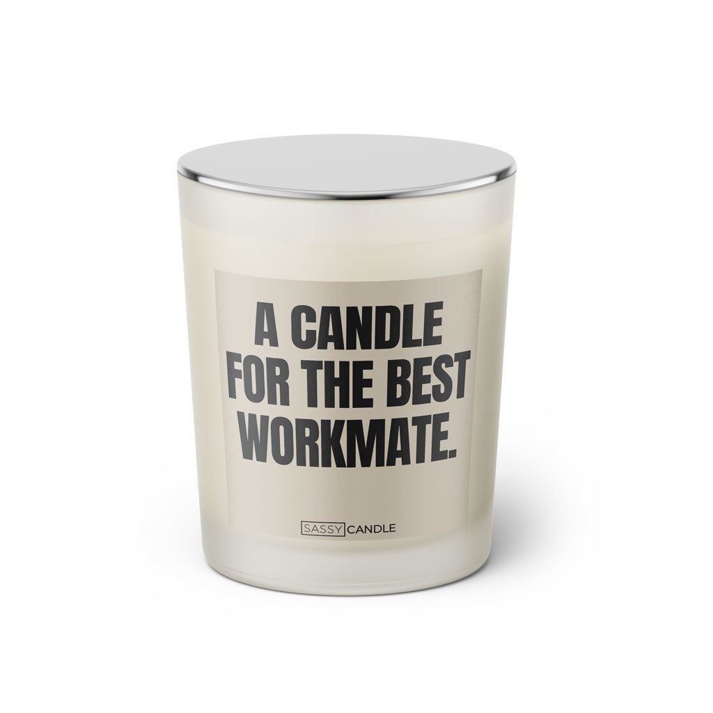 Duftkerze mit witzigem Spruch: A candle for the best Workmate. Farbe beige und schwarze Schrift. Kerzenglas mit silbernem geschlossenem Deckel von SassyCandle.