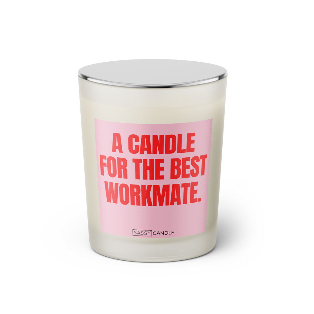 Duftkerze mit witzigem Spruch: A candle for the best Workmate. Farbe rosa und pink Schrift. Kerzenglas mit silbernem geschlossenem Deckel von SassyCandle.