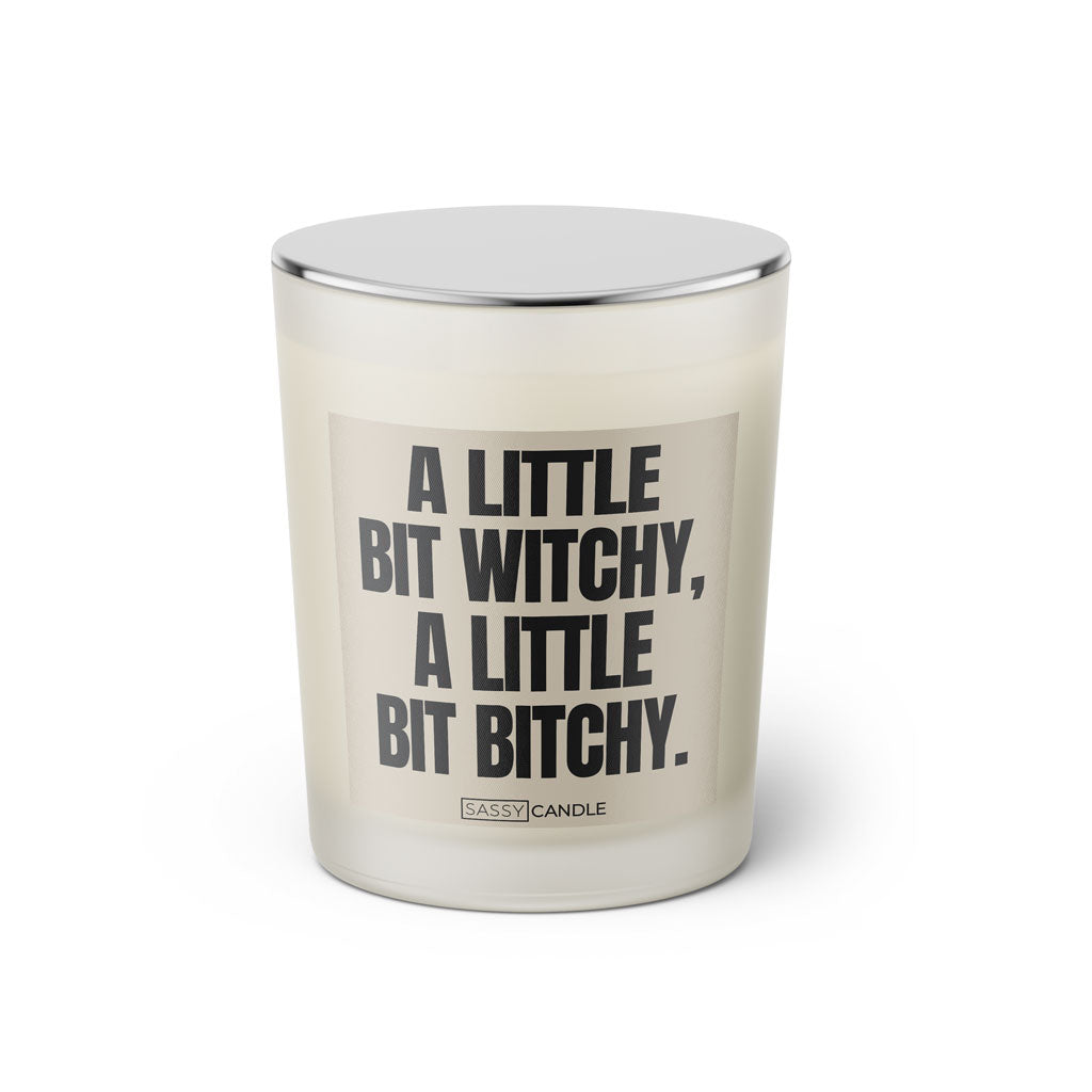 Duftkerze mit witzigen Spruch: A little bit witchy, a little bit bitchy Farbe beige und schwarz von Sassy Candle.