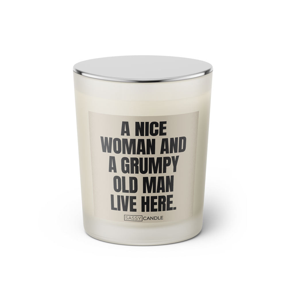Duftkerze mit witzigen Spruch:A nice woman and a grumpy old man live here. Farbe beige und schwarz. Kerzenglas mit silbernen Deckel von Sassy Candle.
